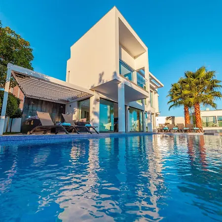 Villa In Armacao De Pera With Garden Villa Armação de Pêra