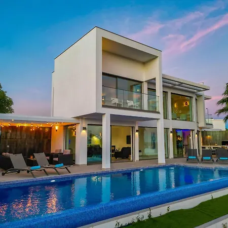 Villa In Armacao De Pera With Garden וילה