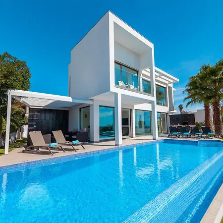 Villa In Armacao De Pera With Garden Armação de Pêra